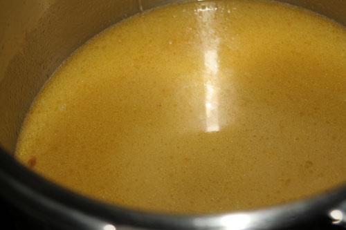 caldo para los guisantes con jamon