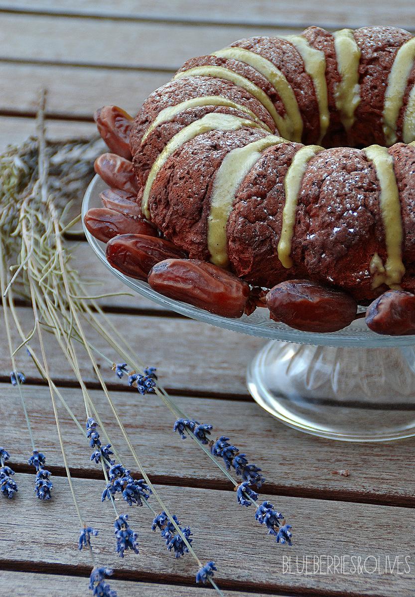 bundt-cake-de-castana-y-datiles-con-glaseado-de-anacardos-blueberries-and-olives-2