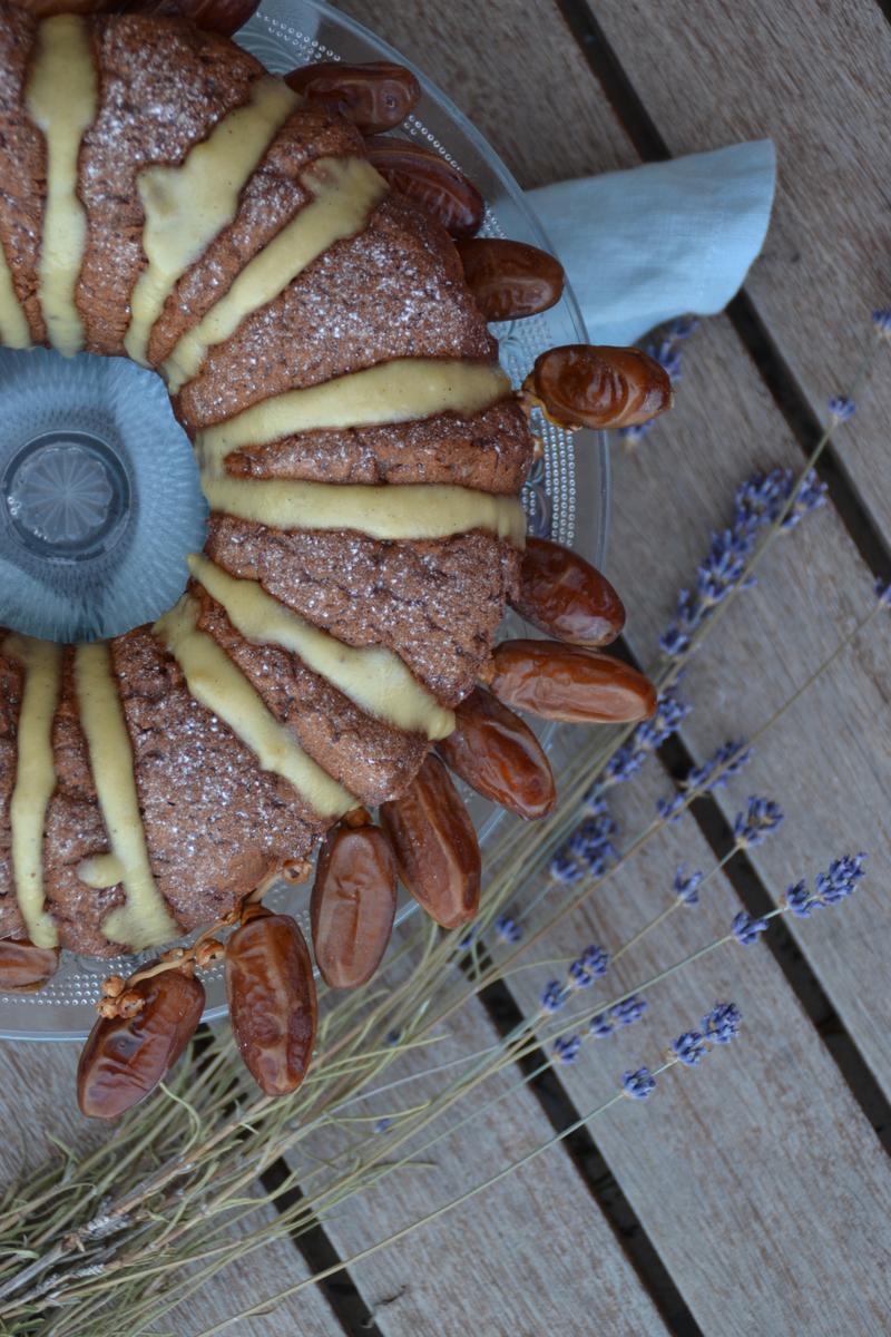 bundt-cake-de-castana-y-datiles-con-glaseado-de-anacardos-blueberries-and-olives-3
