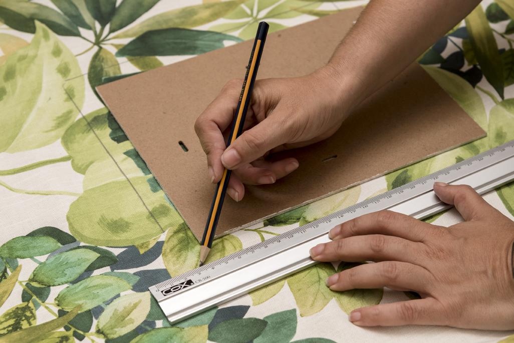 decorar un marco con telas - Marcar la tela 