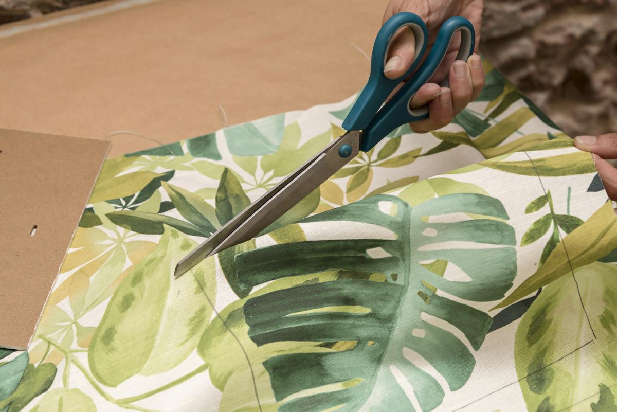 Taller DIY LM decorar un marco con telas - Paso 3 Recortar la tela