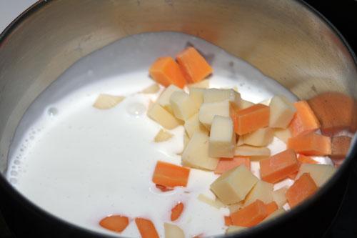 preparando las patatas con salsa de queso