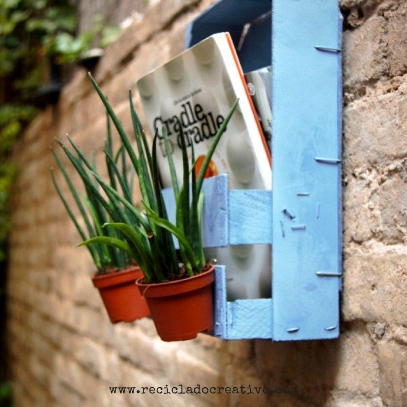 Cajas de fresas de madera recicladas y convertidas en estantes decorativos