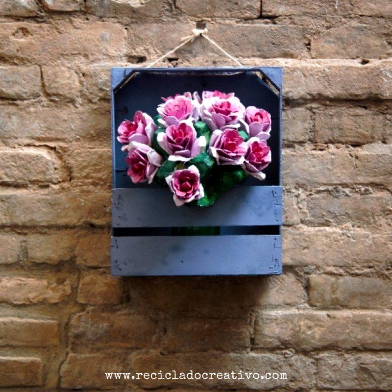 Cajas de fresas de madera recicladas y convertidas en estantes decorativos