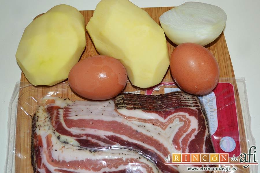 Papas fritas, huevos fritos, bacon y cebollas, preparamos los ingredientes
