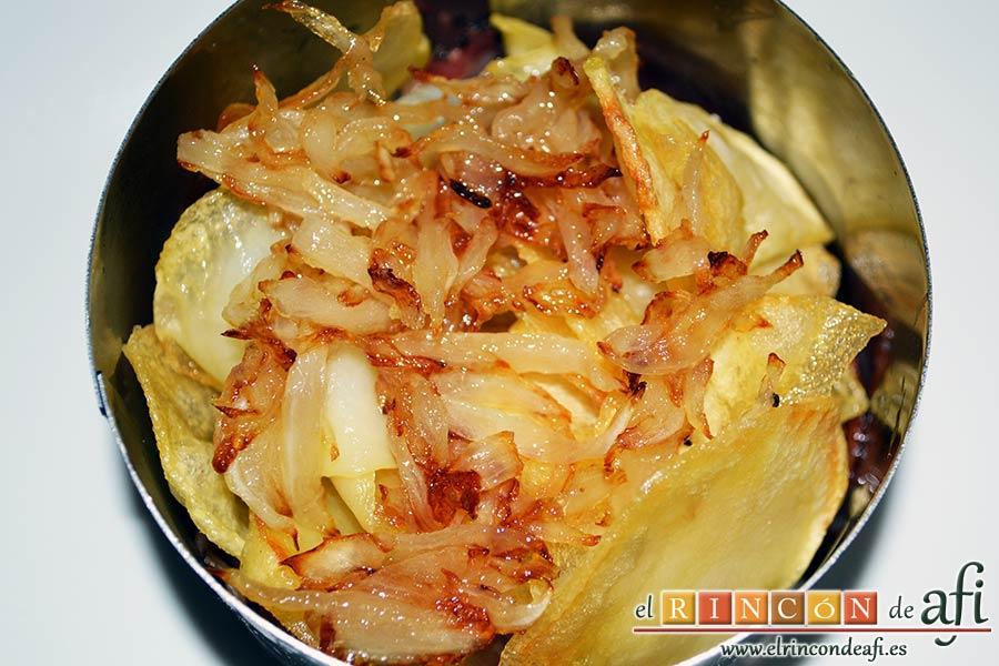 Papas fritas, huevos fritos, bacon y cebollas, ponemos una porción de cebolla frita