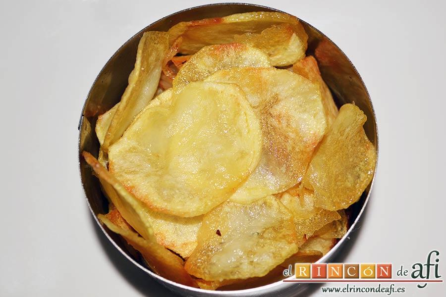 Papas fritas, huevos fritos, bacon y cebollas, cubrimos con otra cama de papas fritas