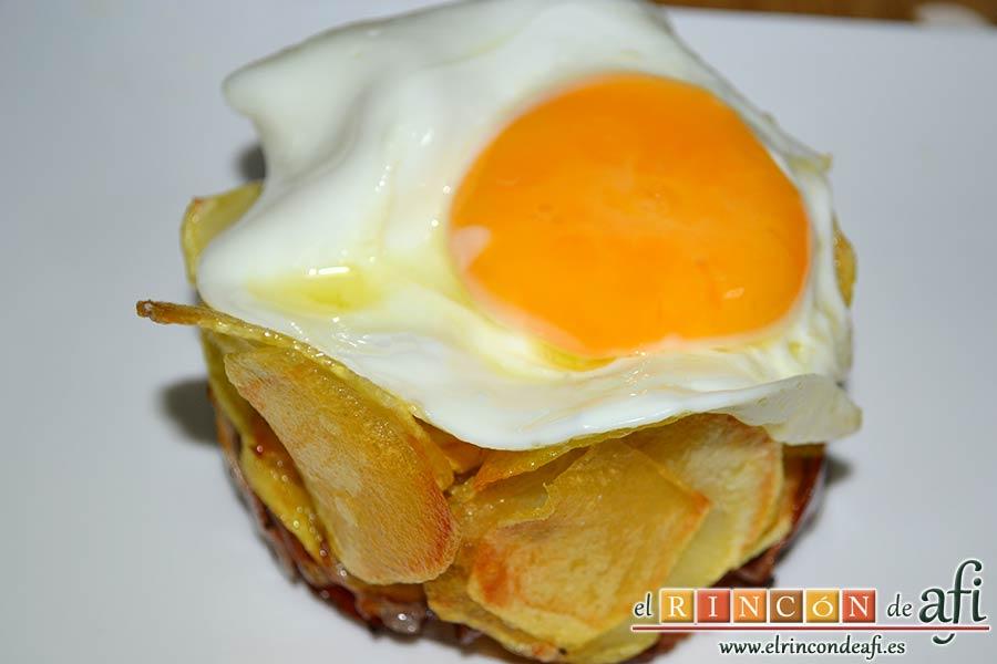 Papas fritas, huevos fritos, bacon y cebollas, quitar el aro con cuidado