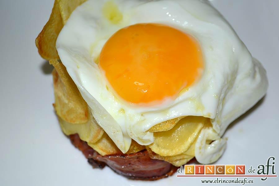Papas fritas, huevos fritos, bacon y cebollas, sugerencia de presentación