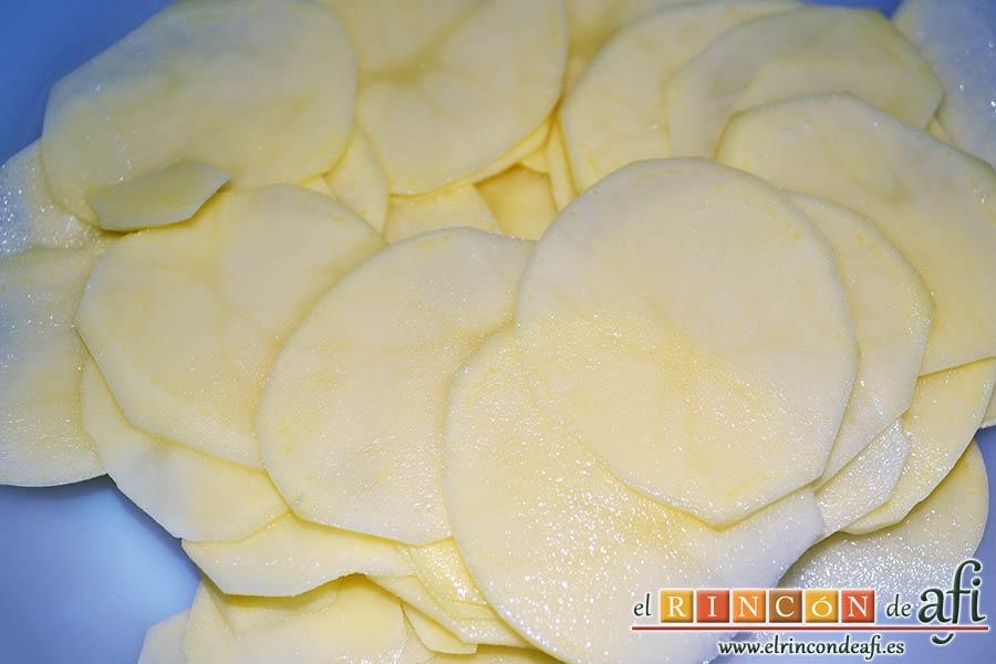 Papas fritas, huevos fritos, bacon y cebollas, pelar las papas y cortarlas al estilo chips