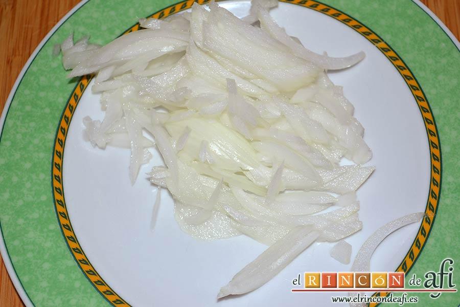 Papas fritas, huevos fritos, bacon y cebollas, pelar la media cebolla y cortarla en juliana