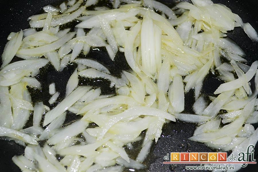 Papas fritas, huevos fritos, bacon y cebollas, pochar la cebolla en una sartén con un poco de aceite de oliva