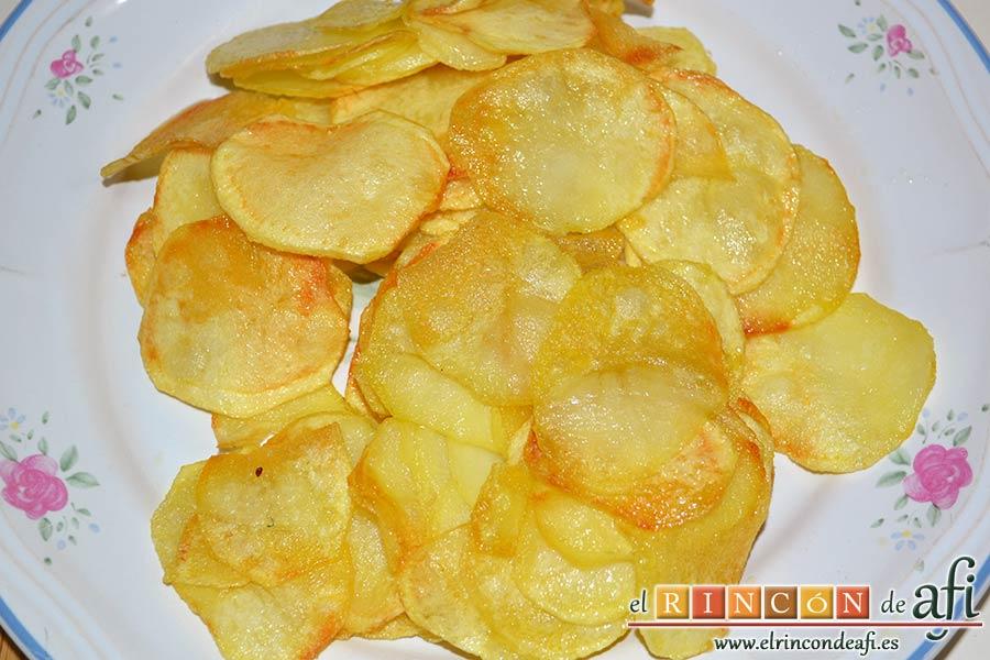 Papas fritas, huevos fritos, bacon y cebollas, reservar una vez estén bien doraditas