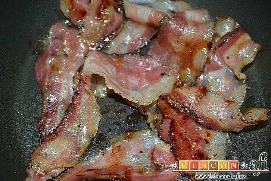 Papas fritas, huevos fritos, bacon y cebollas, dejar dorado el bacon