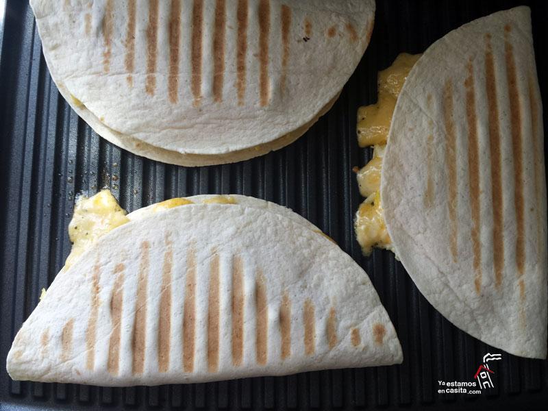 Breakfast Quesadilla - Yaestamosencasita.com