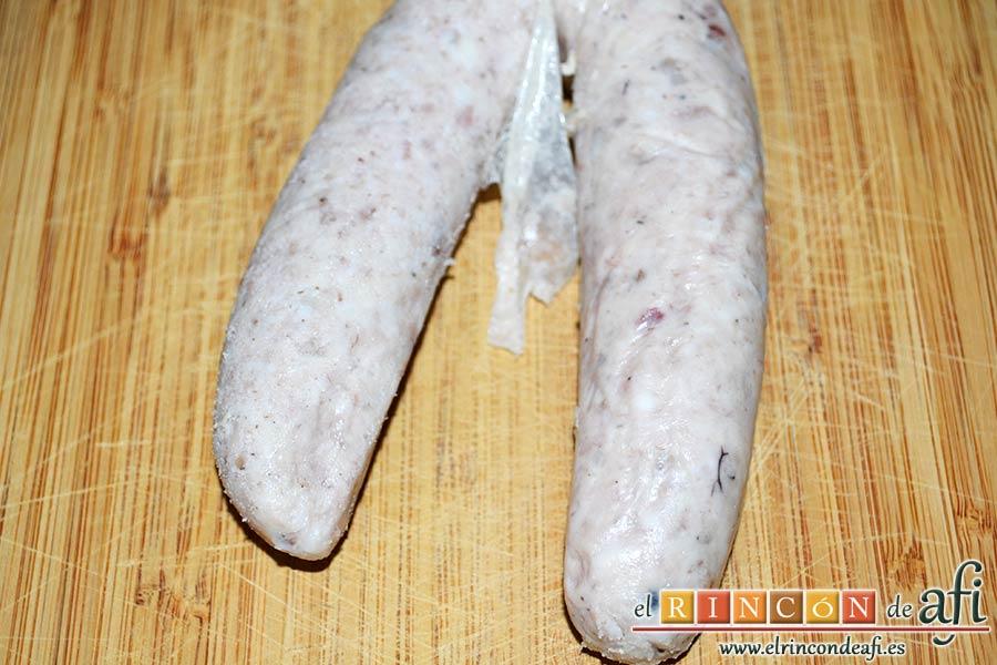 Cintas frescas con butifarra y salsa de tomate al vino dulce y chocolate, retirar la piel de la butifarra