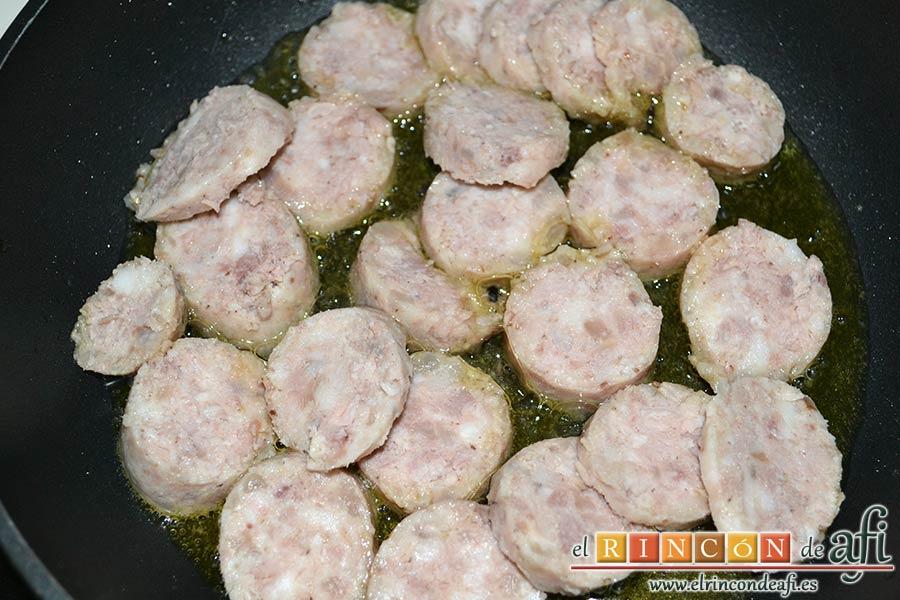 Cintas frescas con butifarra y salsa de tomate al vino dulce y chocolate, cortar la butifarra en rodajas y ponerla a freír en aceite de oliva