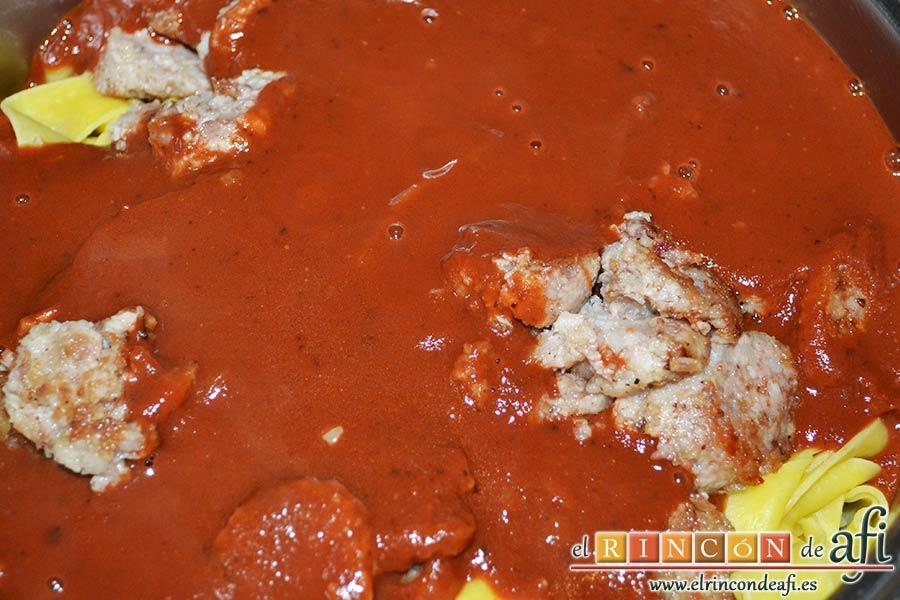 Cintas frescas con butifarra y salsa de tomate al vino dulce y chocolate, volcamos la salsa de tomate