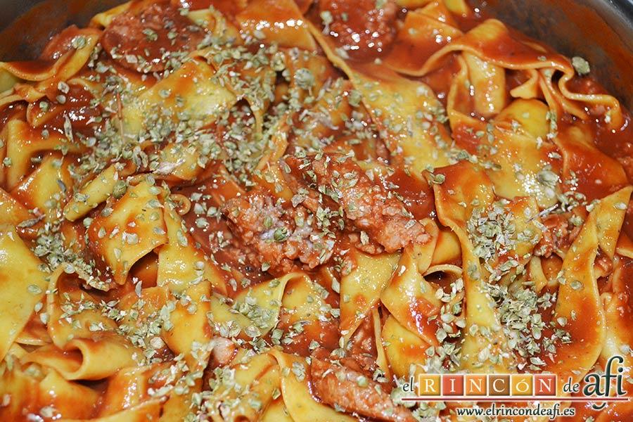 Cintas frescas con butifarra y salsa de tomate al vino dulce y chocolate, removemos bien y espolvoreamos con orégano