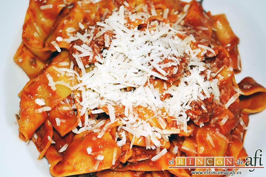 Cintas frescas con butifarra y salsa de tomate al vino dulce y chocolate, sugerencia de presentación