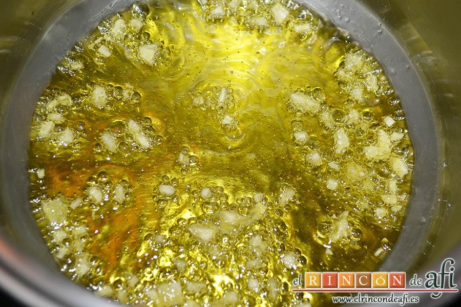 Cintas frescas con butifarra y salsa de tomate al vino dulce y chocolate, dorar en una cacerola el ajo picadito con aceite de oliva