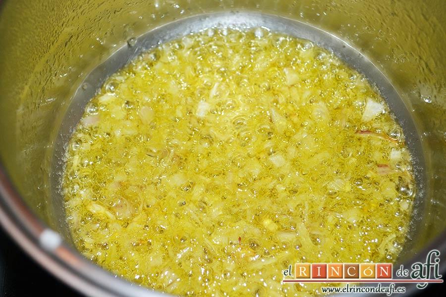 Cintas frescas con butifarra y salsa de tomate al vino dulce y chocolate, añadir las chalotas