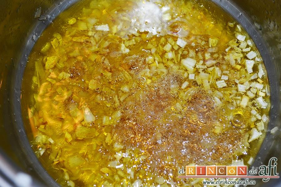 Cintas frescas con butifarra y salsa de tomate al vino dulce y chocolate, añadir el vino