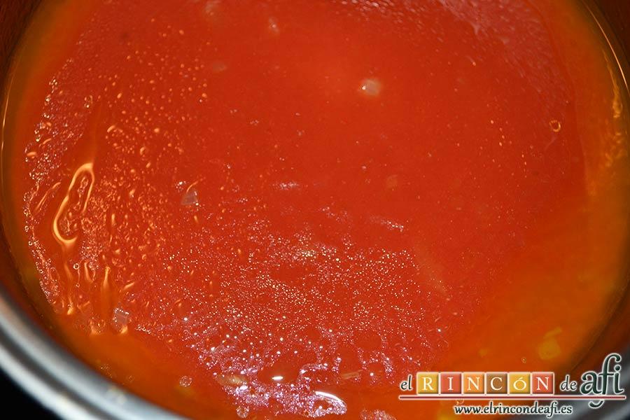 Cintas frescas con butifarra y salsa de tomate al vino dulce y chocolate, añadir el tomate concentrado y el tomate triturado