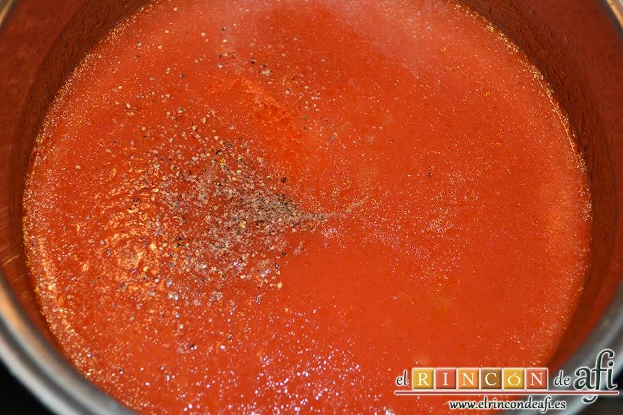 Cintas frescas con butifarra y salsa de tomate al vino dulce y chocolate, añadir un poco de pimientas molidas