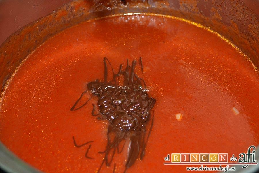 Cintas frescas con butifarra y salsa de tomate al vino dulce y chocolate, derretir el chocolate en el microondas y añadírselo al tomate