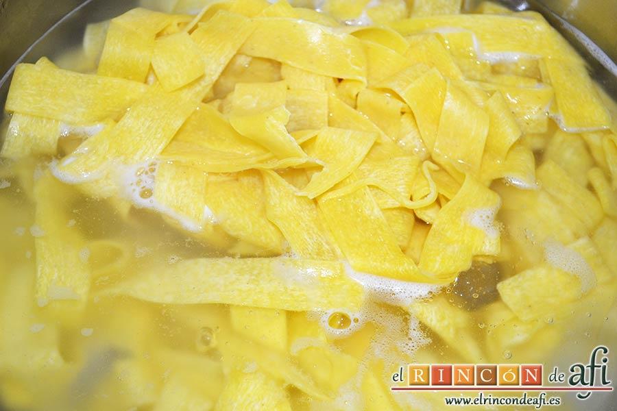 Cintas frescas con butifarra y salsa de tomate al vino dulce y chocolate, poner a cocer la pasta fresca