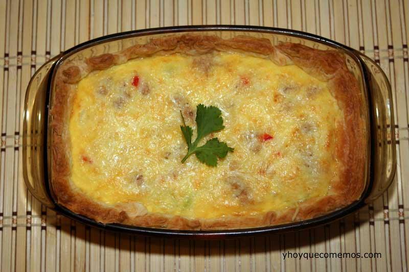emplatado-de-quiche-de-pimientos-rojos,-atun-y-puerros