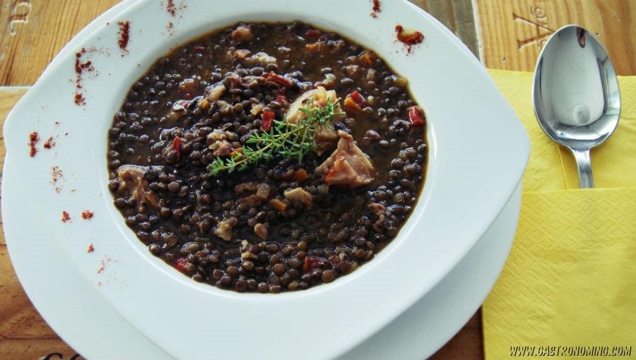lentejas caviar con oreja de cerdo