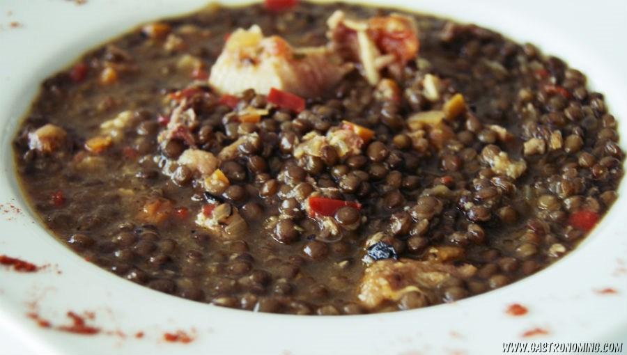 lentejas caviar con oreja de cerdo