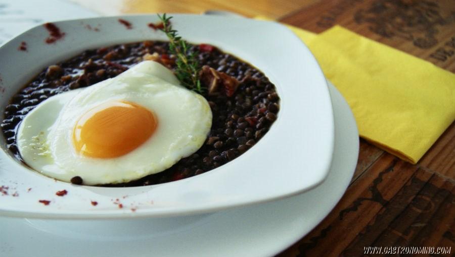 lentejas caviar con oreja de cerdo