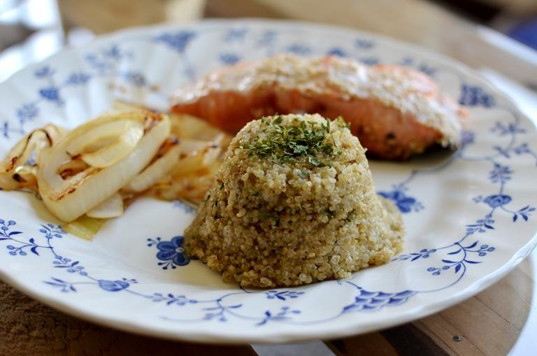Quinoa al Coco con Salmón Sésamo
