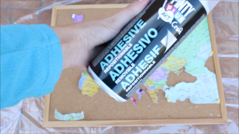 diy-mapamundo-sobre-corcho-adhesivo-removible-en-spray
