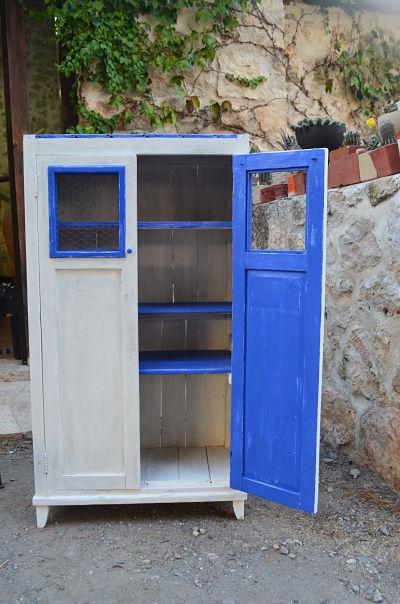 Mueble azul decapado