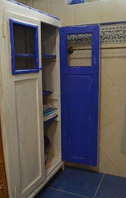 Mueble azul en el baño
