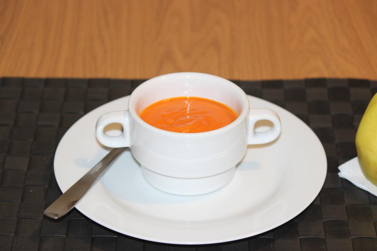 Sopa de tomate lista para tomar.