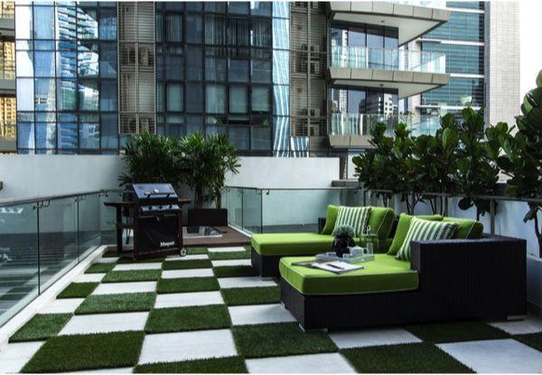 Barbacoa portátil situada en un ático