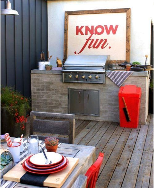 Barbacoa de gas empotrada en una encimera de piedra