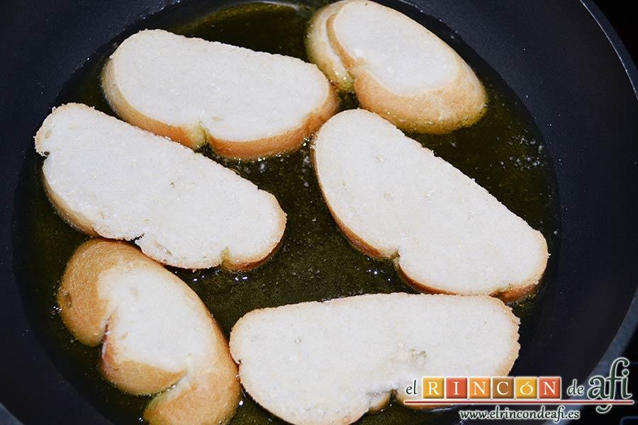 Sopas canas, poner las rodajas de pan en abundante aceite de oliva