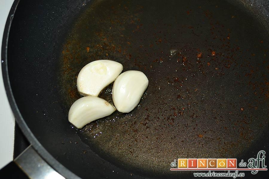 Sopas canas, freír los ajos enteros sin piel en la misma sartén