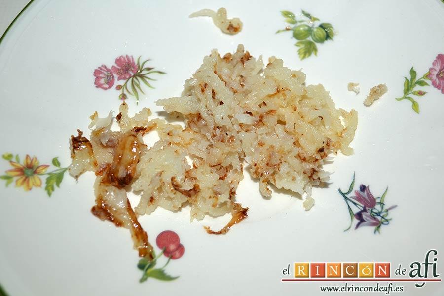 Sopas canas, machacar los ajos fritos y reservar