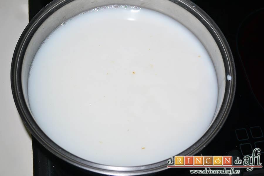 Sopas canas, ponemos al fuego la leche con el agua y los ajos machacados