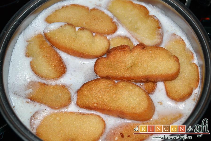 Sopas canas, agregar el pan frito