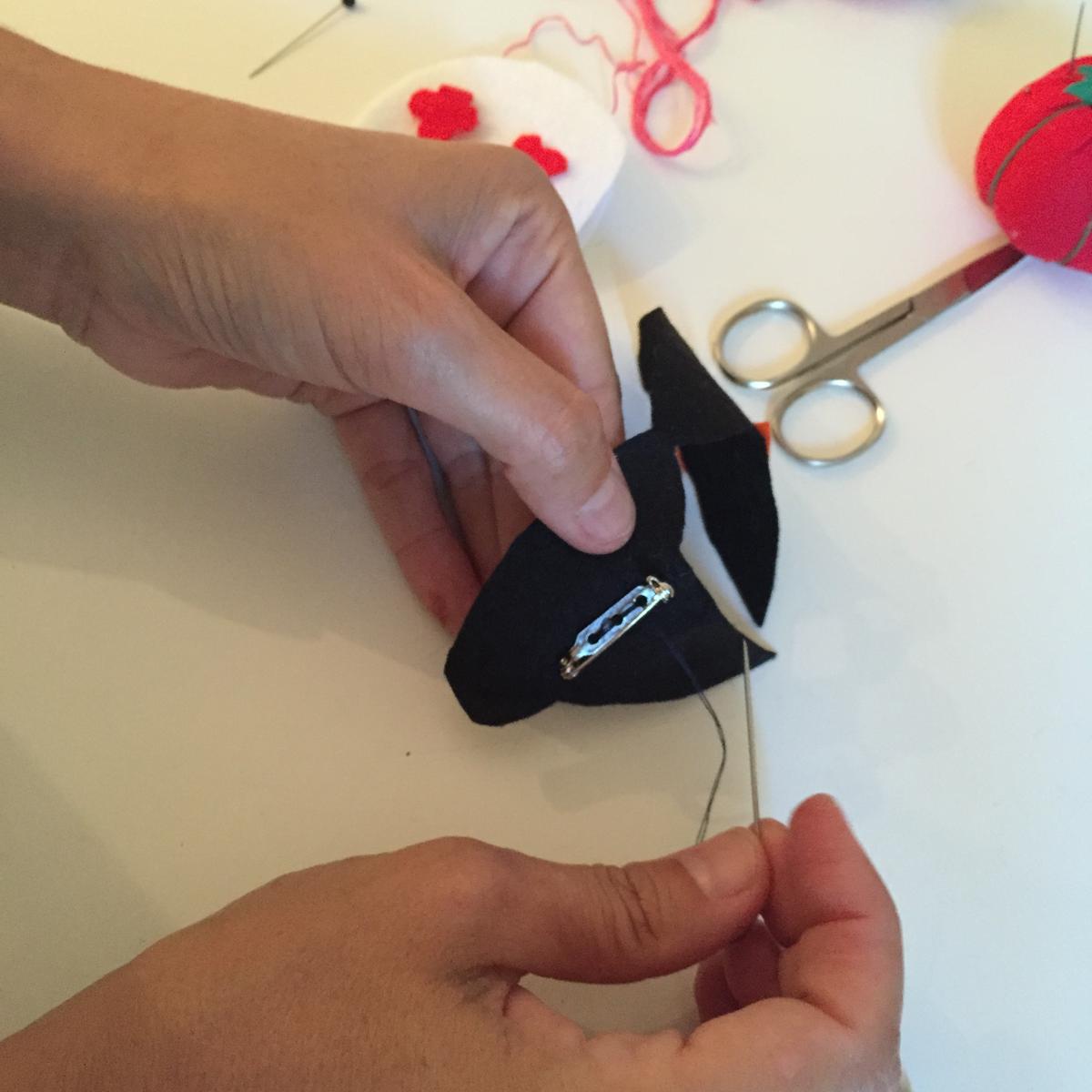 09-broches-para-halloween-cosemos-el-broche-a-la-trasera