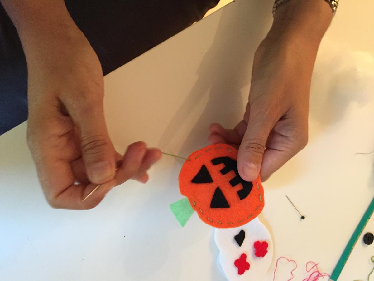 10-broches-para-halloween-cosemos-las-dos-partes-entre-si-con-hilos-de-colores-y-puntadas-grandes