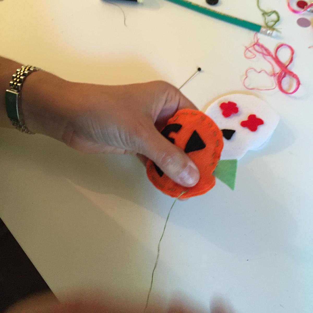 cerramos el broche cosiendo por completo